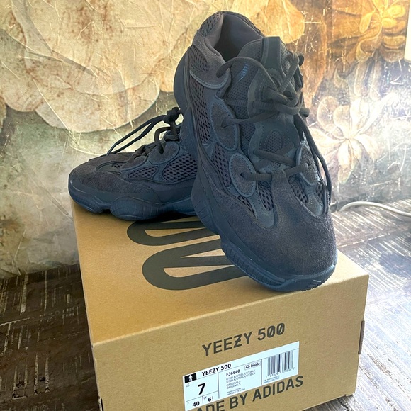Mens Adidas x Yeezy 500 in Utility Black, size 7 AUTHENTIC - Picture 1 of 9